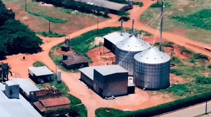 2002 também foi um ano de crescimento, assim iniciamos a ampliação da nossa planta frigorifica e a fábrica de rações ganhou um conjunto de silos com capacidade para armazenar 100 mil sacas de grãos. O plantel salta de 112 mil para 472 mil aves, alavancando o abate para 10.500 aves por dia.